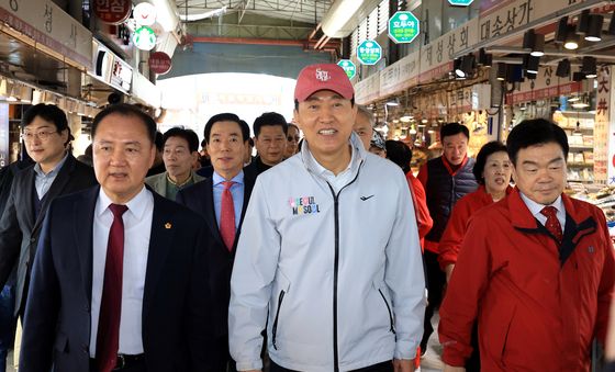경동시장 둘러보는 오세훈 시장과 이필형 구청장