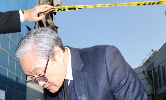 압수수색 진행중인 안전공업 나서는 손주환 대표