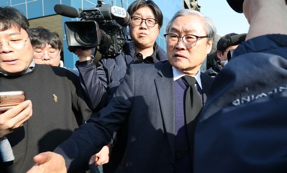 취재진에 둘러 쌓인 손주환 대표