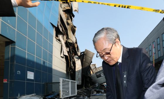 무너진 건물 앞으로 지나는 손주환 안전공업 대표