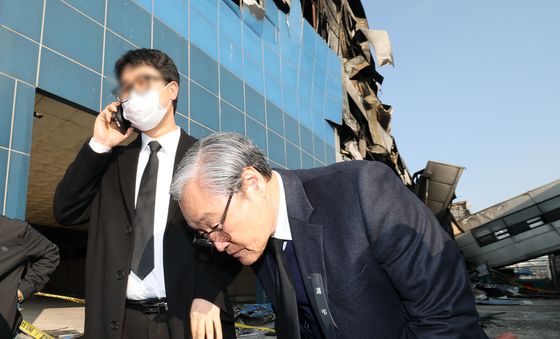 무너진 안전공업 건물 앞으로 나서는 손주환 대표