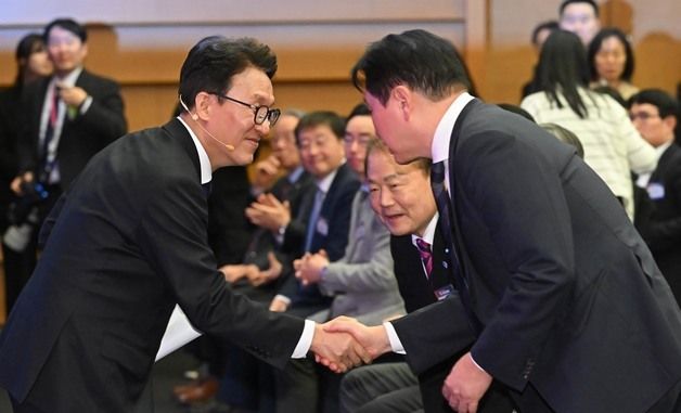 인사하는 김민석 국무총리와 최태원 회장