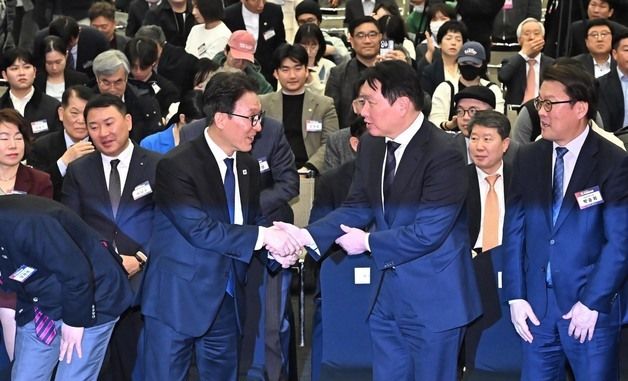 악수하는 김민석 총리와 최태원 회장