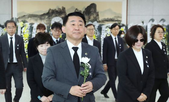 합동분향소 조문하는 서철모 서구청장