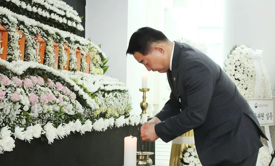 합동분향소 조문하는 서철모 서구청장