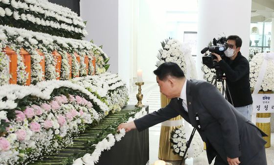 헌화하는 서철모 서구청장