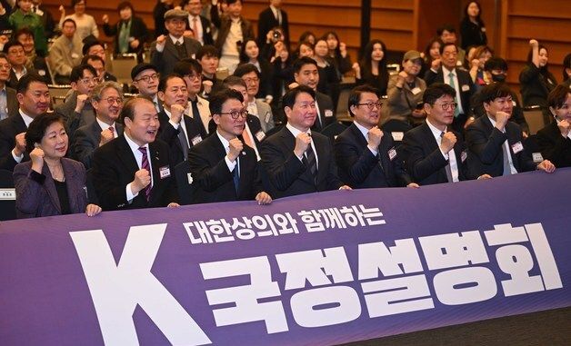 기념촬영하는 김민석 국무총리와 최태원 회장
