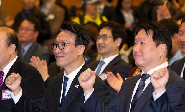 기념촬영하는 김민석 국무총리·최태원 대한상공회의소 회장