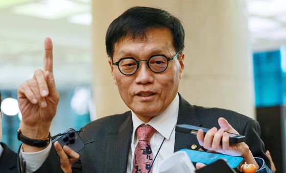 이창용 총재, 취재진에 질문엔 '묵묵부답'