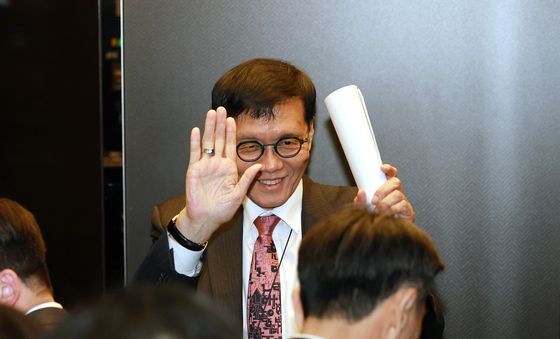 이창용 총재, 은행장 간담회 참석···취재진 질문엔 '묵묵부답'