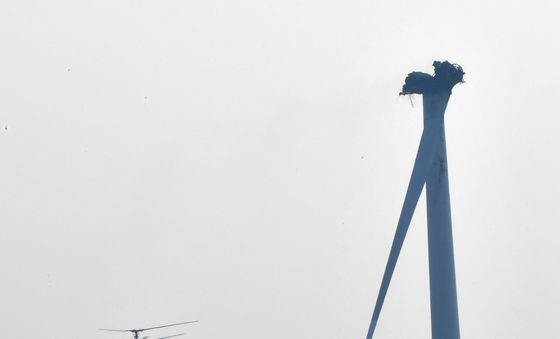 영덕 풍력발전기 화재 진화 중