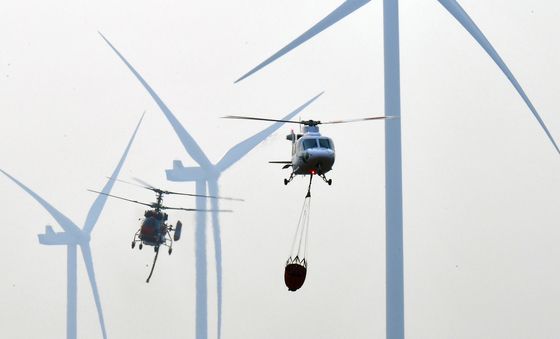 영덕 풍력발전기 화재에 출동한 산불진화헬기