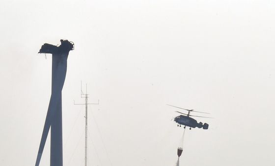 영덕 풍력발전기 불 진화하는 헬기