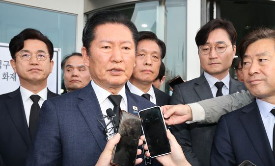 취재진 질문에 답하는 정청래 민주당 대표