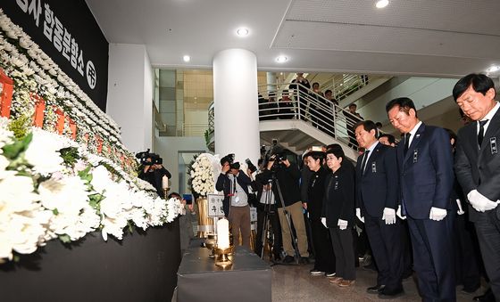 안전공업 합동분향소 조문하는 민주당