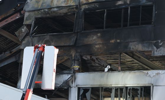 조명 켜 놓고 감식 진행