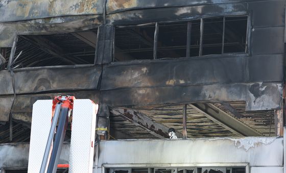 조명에 의지한 채 현장 감식