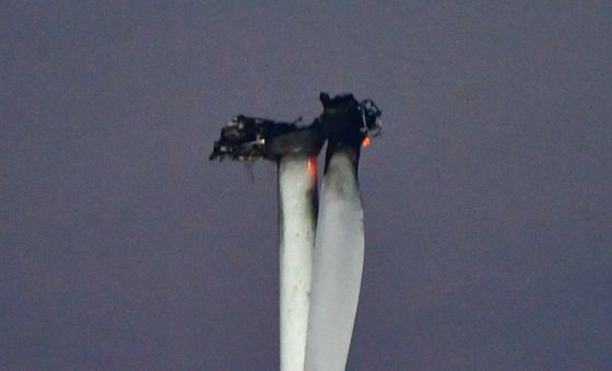 6시간 넘게 불타는 영덕풍력발전기