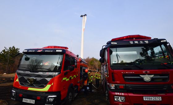영덕풍력발전기 화재 잔불 진화 중