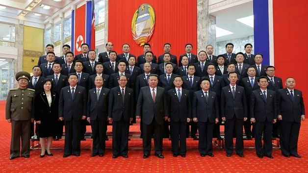 김정은, 北 평양의사당서 새로운 내각과 기념촬영