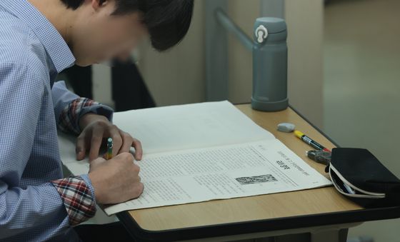 3월 학력평가 치르는 학생