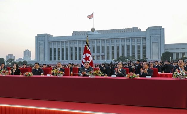 北, 김정은 국무위원장 재추대 축하 공연 관람