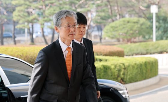 출근하는 조희대 대법원장