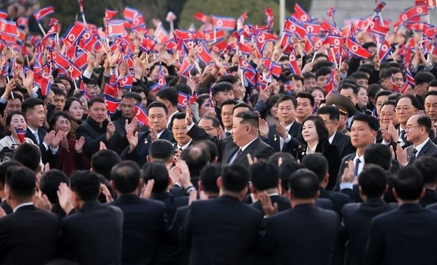 北 평양 시민들 향해 손 흔드는 김정은