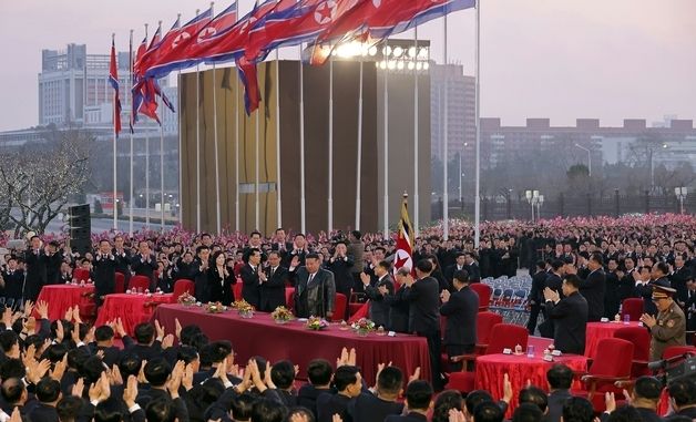 北 최고인민회의 기념 공연 주석단 착석하는 김정은