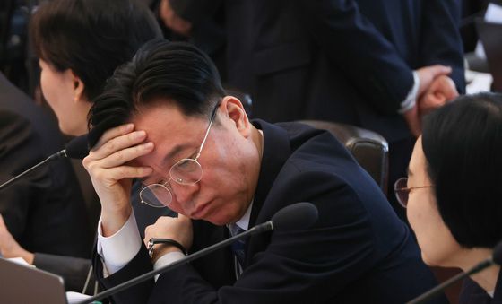 고심하는 김영훈 노동부 장관