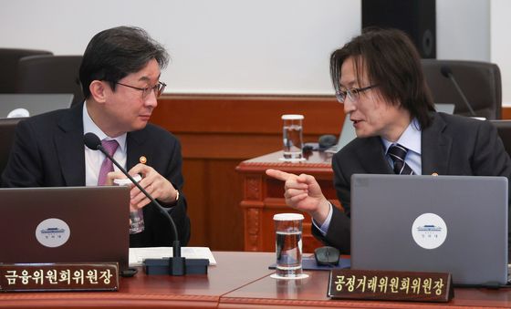 대화하는 이억원 금융위원장과 주병기 공정거래위원장