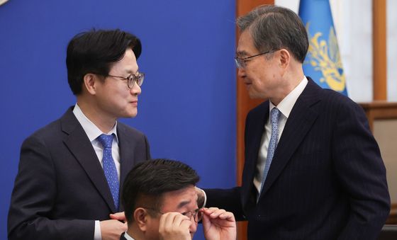 대화하는 김정관 산업부 장관과 조현 외교부 장관