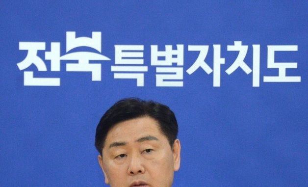 답변하는 김관영 도지사