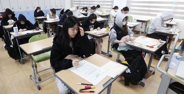올해 첫 전국연합학력평가 치르는 고3 학생들