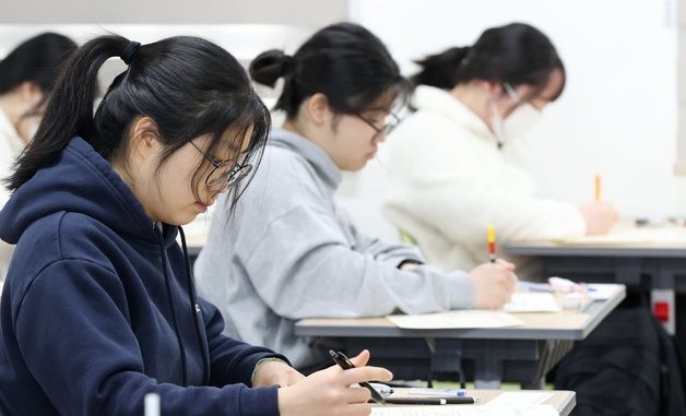 진지한 모습으로 시험 준비하는 학생들