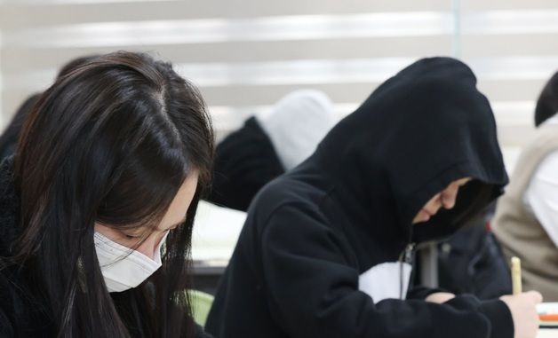3월 전국연합학력평가 치르는 고3 학생들