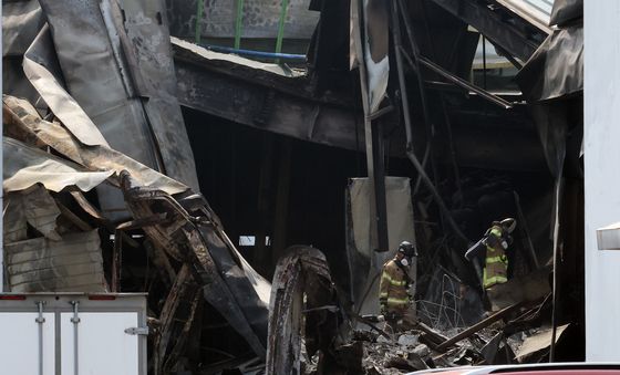 절단기 들고 화재 현장 진입하는 소방