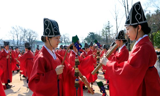 일무 선보이는 성균관대 팔일무단