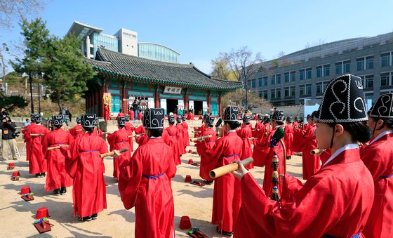 성균관 비천당에서 펼쳐진 일무