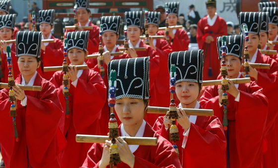 성균관 비천당에서 춘기 석전대제 봉행