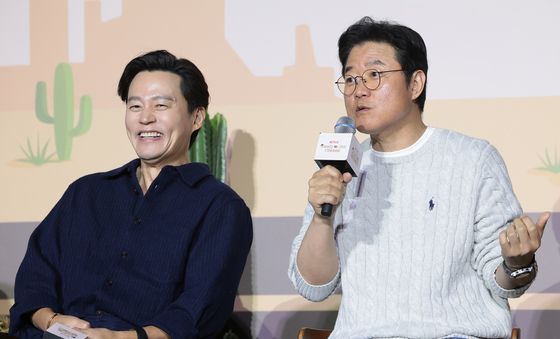 미소짓는 이서진과 왠지 억울해 보이는 나영석 PD