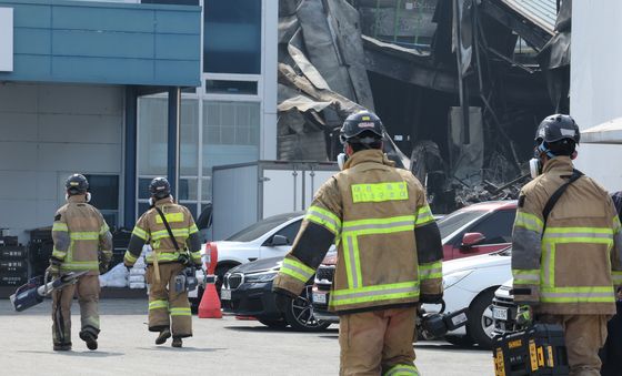 절단기 들고 이동하는 소방