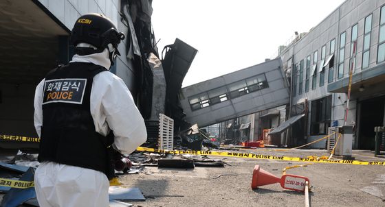 연이어 현장 감식 이어가는 수사 당국