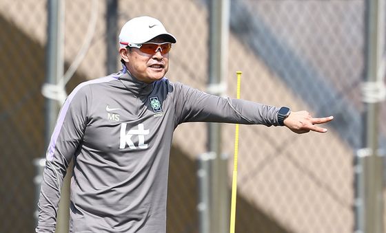 훈련 지시하는 이민성 감독