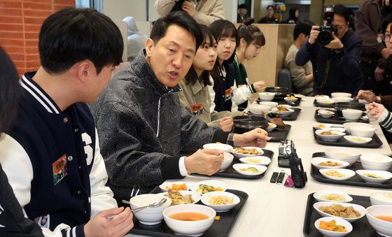 대학생들과 대화 나누는 오세훈 서울시장