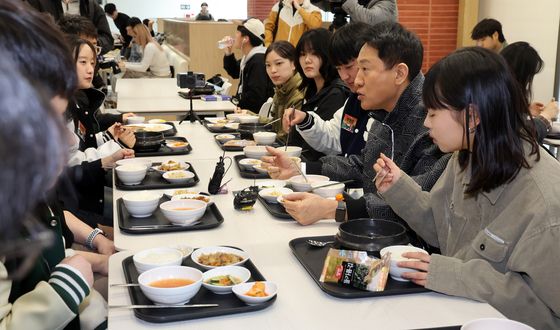 학식 먹으며 대학생들과 대화 나누느 오세훈 서울시장