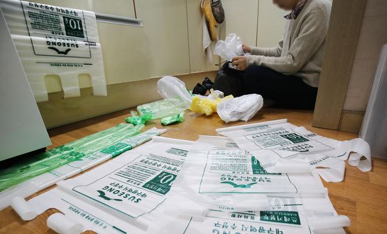 서랍 속 '종량제봉투' 한 장도 소중히