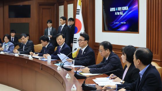 글로벌 AI 허브 유치위원회 회의 주재하는 김민석 총리