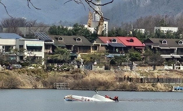 물에 빠진 산불 진화헬기