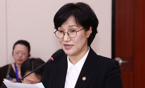 국회서 업무보고 하는 원민경 장관
